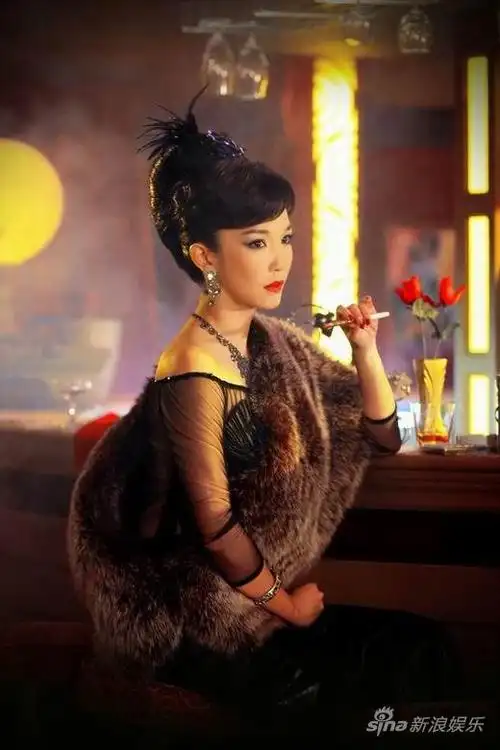 范文芳金大班造型百变红牌舞女走俏组图