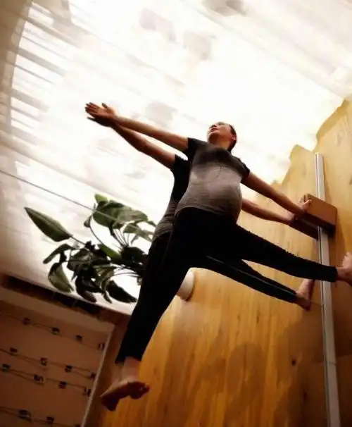 37岁张歆艺挺孕肚游1100米,网友:看的冒冷汗