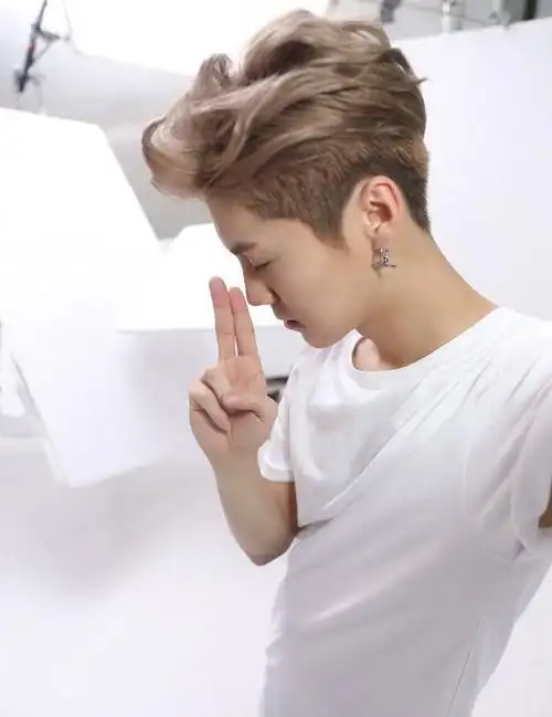 鹿晗世界杯冠军预测手势找到出处了!新pose很帅建议以后多用用