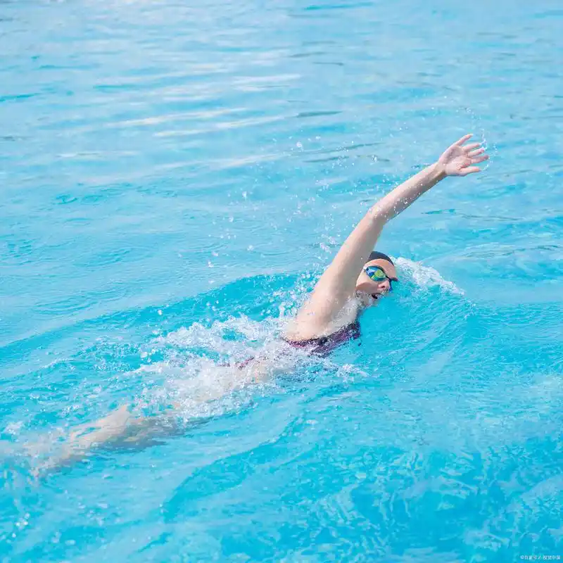 游泳作为一项全身性的有氧运动,确实对减肥有着显著的效果.