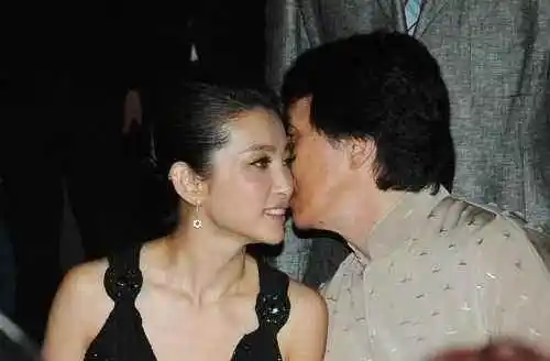 欧阳娜娜获成龙亲密照顾,可惜身体语言暴露了真实想法!