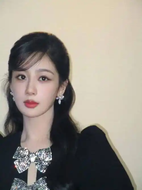 她选择裸露较大面积的额头,保留一些灵动的碎发,让斜刘海充满呼吸感.