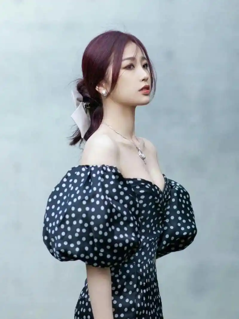 虞书欣波点泡泡袖抹胸长裙!