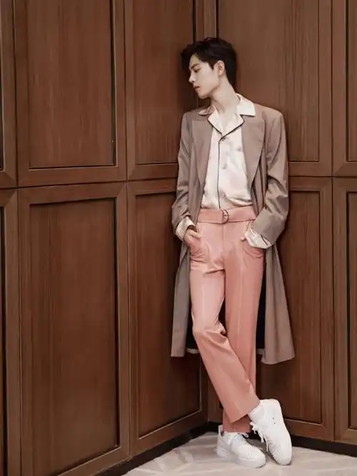 "男腰精"肖战出席活动大秀身材,粉圈的甜蜜和暴力,谁更烈?