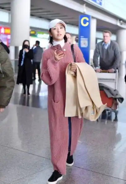 佟丽娅现身机场,网友:一身粉色土爆了!
