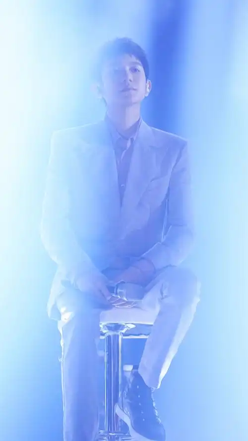 王源绅士西装写真手机壁纸