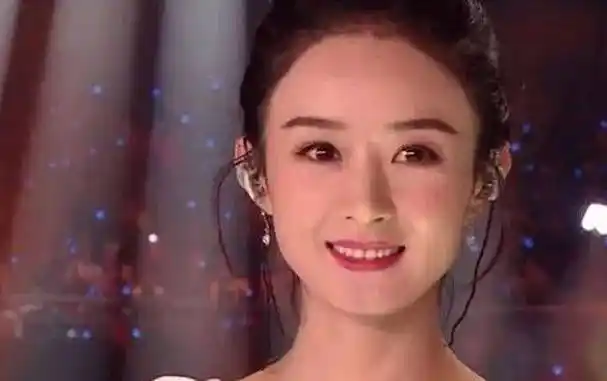 赵丽颖参加跨年,主持人一句玩笑让她接不上话,结果主持人被骂惨_因为