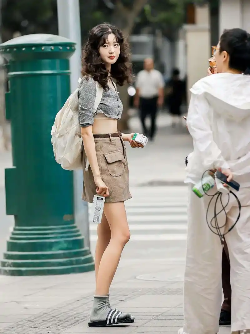 街拍穿搭 #街拍 #路人视角 #定格美好瞬间 #图 - 抖音