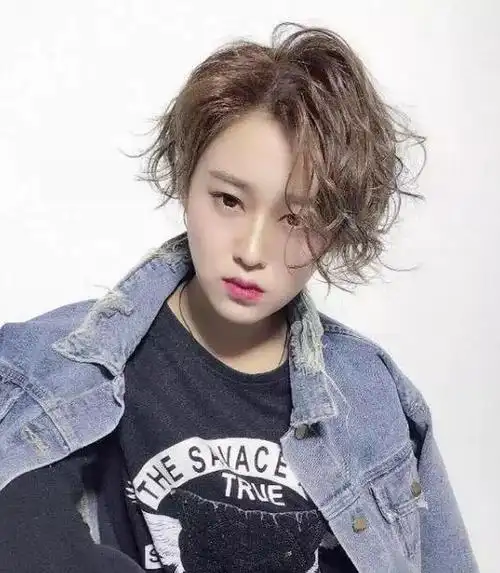 颧骨宽下巴短女生适合的超短齐耳短发发型_发型造型_宝妈时尚生活网