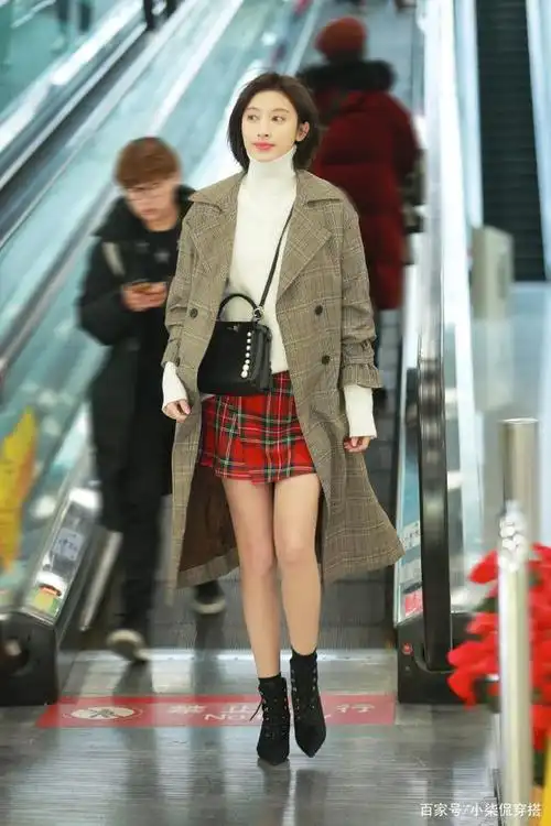 张俪太会穿了,"西装 抹胸",走起路来很拉风,一点看不出36岁