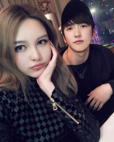 周扬青晒合影,被三名外国帅哥从后包围,躺男方大腿捂脸娇羞