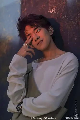 [易烊千玺][分享]171121 大佬魅惑转身梨涡浅笑 让人一眼心动