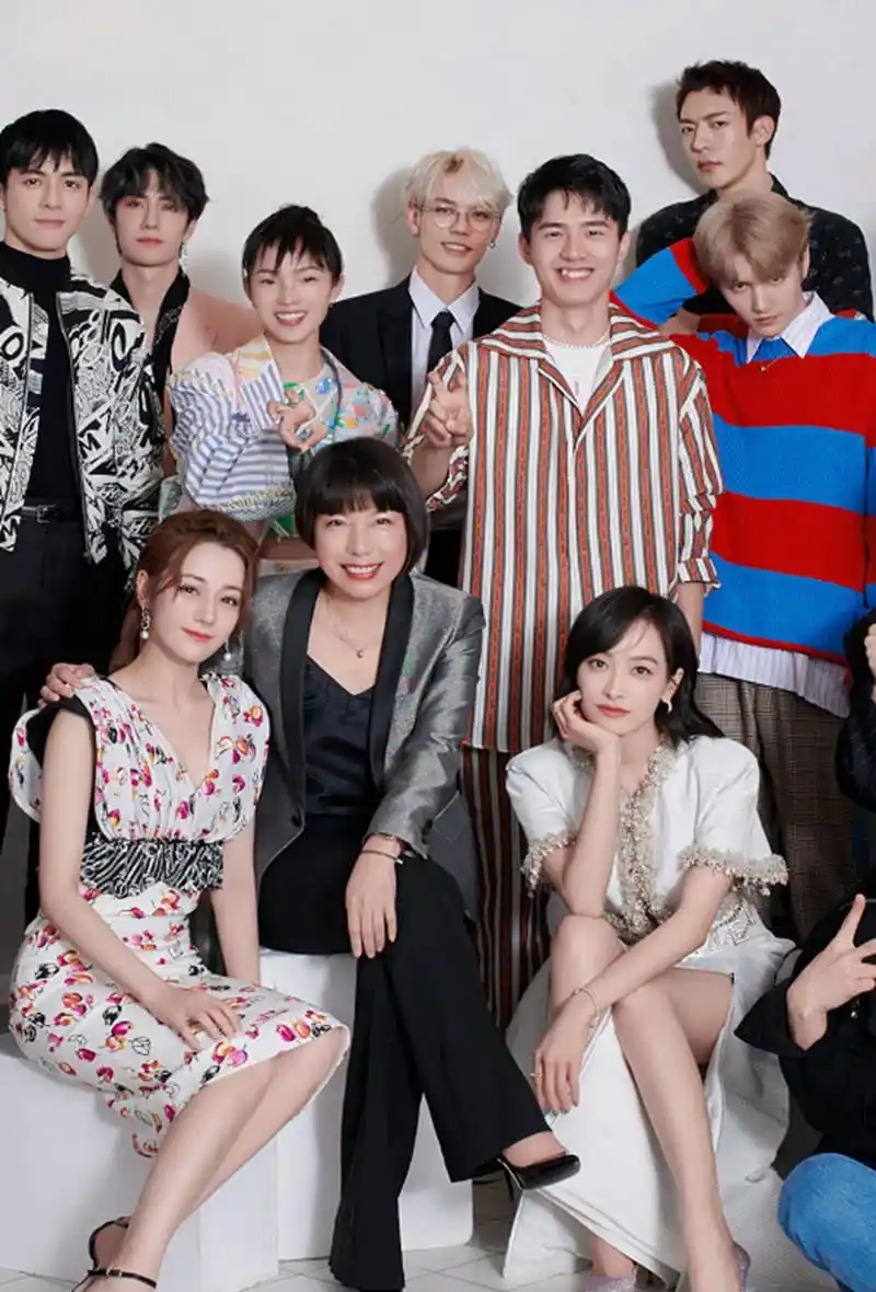 迪丽热巴宋茜同框比美,王一博被挤在角落,主编一个动作看出番位