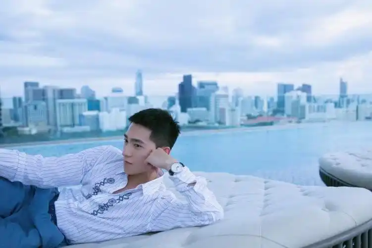 杨洋寸头在泳池边拍照,硬汉男子气概,男友力十足