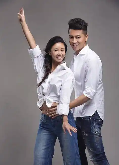 另一张照片中,李小萌选择扎着高马尾辫,身穿白色t恤和黑色牛仔裤.