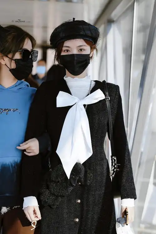 许佳琪今日机场饭拍图来啦～身穿黑色闪片裙 黑色贝雷帽……_高清图集
