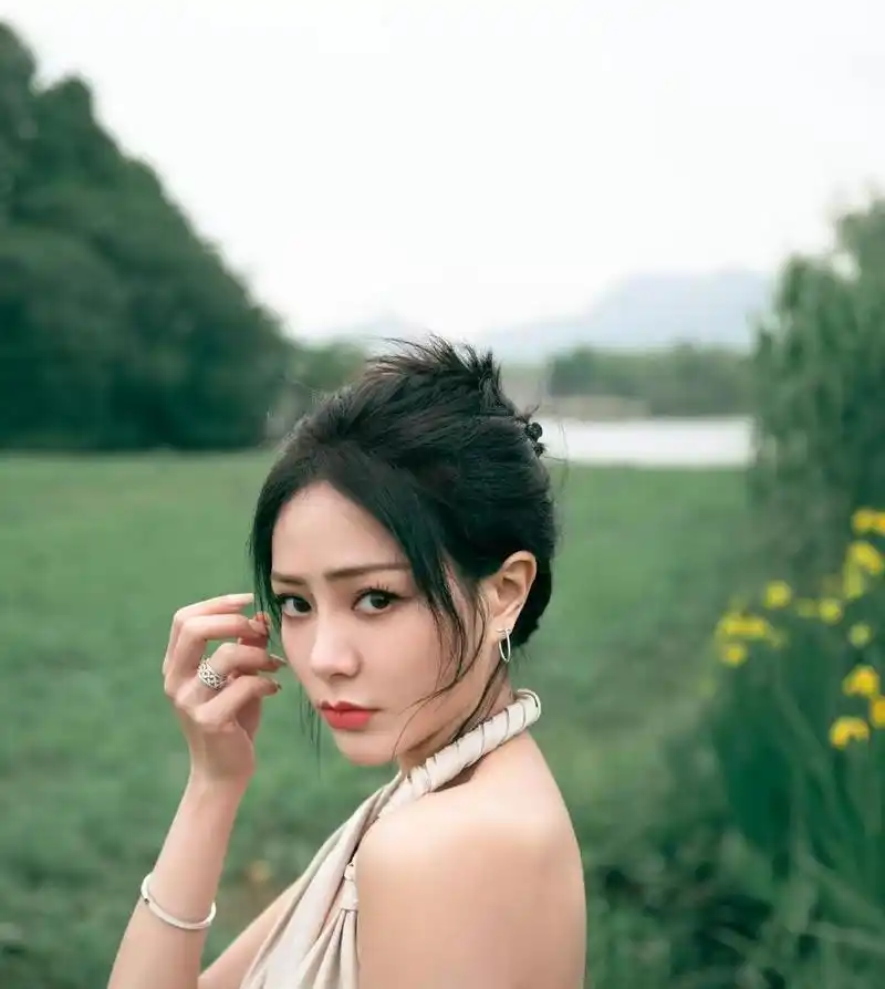 她身穿一件吊颈露背的米色连衣裤,头发扎起,全清晰看到谢可寅白皙的