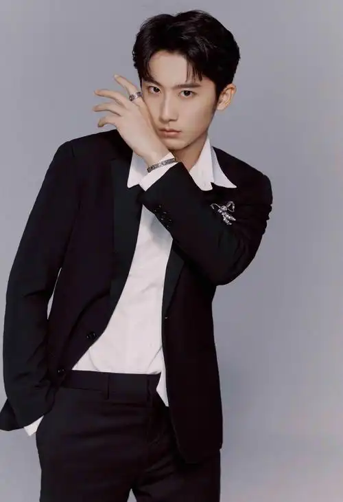 郝富申黑色修身西装帅气写真