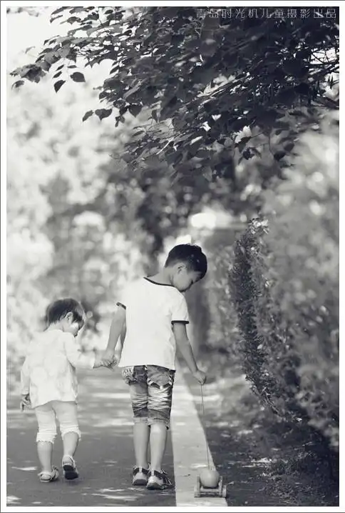 哥哥领着妹妹走在树荫下的小路上,多么温暖的画面啊.