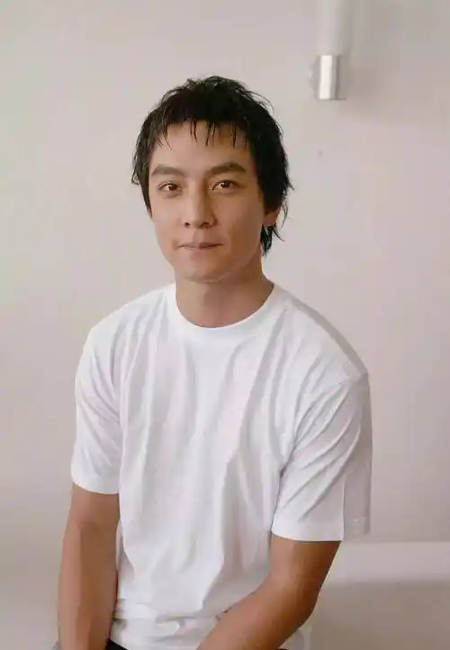 萧亚轩和吴彦祖早年合照又美又飒,但刘诗诗这脸p的快认不出来了_气质