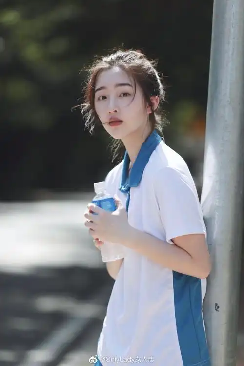 被妹妹@邓恩熙 这组生日校服大片戳到了!_高清图集_新浪网