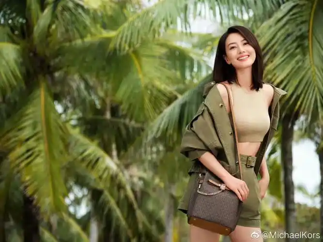michaelkors  品牌全球代言人#高圆圆  身着michael michael kos