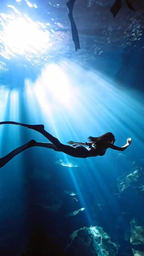 水下摄影  #自由潜水  人多就多点咯,好过没光