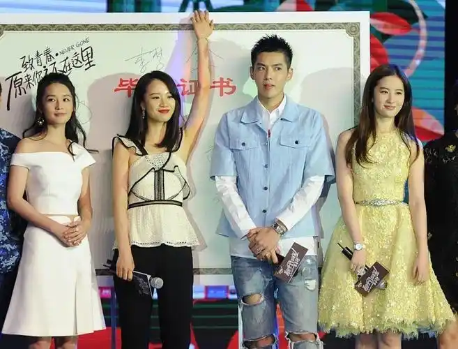 刘亦菲和李沁的气场都好强,就算穿短款的裙子,也很有高级感