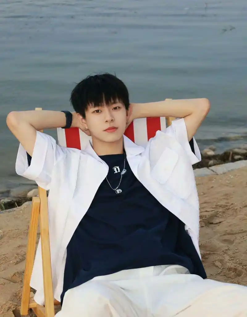 情感文化 / 清晨,坐在海边等待风来,等待第一缕阳光!