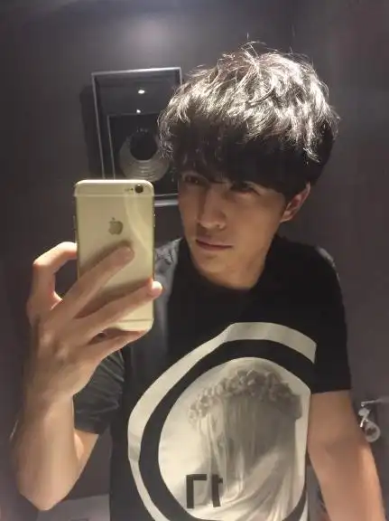 薛之谦经纪人:王小帅18551215121