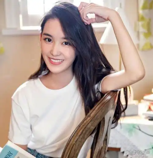 今年已经23岁了的蒋依依,根据仔细计算,是在2001年出生的.虽然