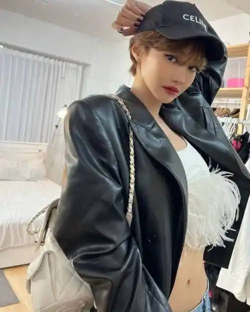 短发女神高俊熙晒自拍裹胸衣配皮衣又酷又辣