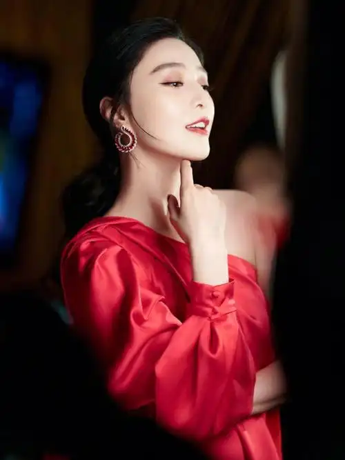 范冰冰穿一袭红色不规则礼服裙优雅而性感