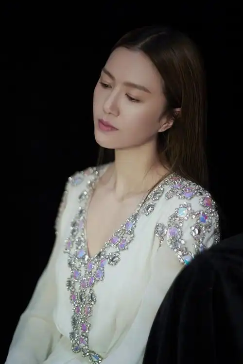 谭维维优雅时尚写真图片