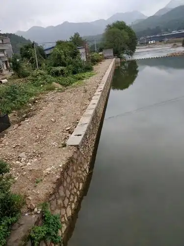 已加高后的河堤