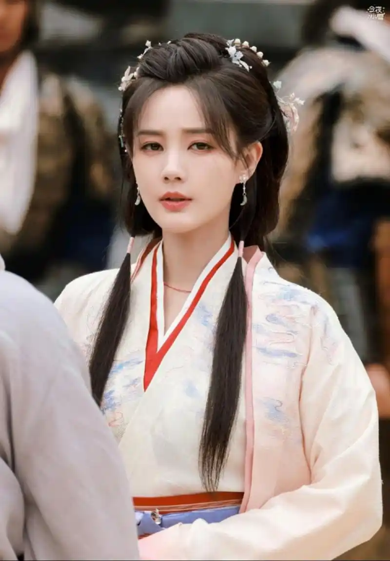 猜这张是李一桐还是白鹿?