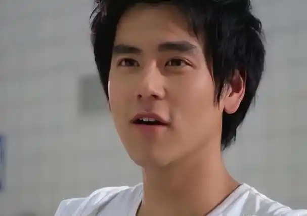 彭于晏法国遛狗!42岁的他身材很好,很高很帅,清爽阳光不油腻!