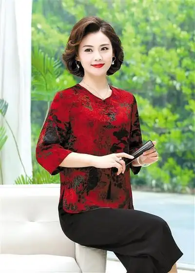 奶奶装模特破圈中老年服装行业不拼颜值拼销量