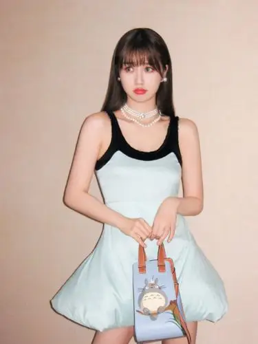 虞书欣背心羽绒娃娃裙