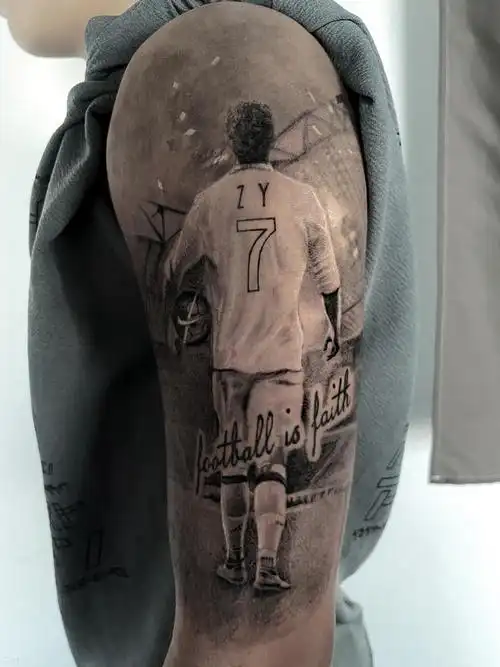 大臂足球运动员背影_纹身图案手稿图片_也农的纹身作品集