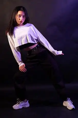 爵士街舞青年女生跳舞技巧动作