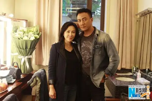 胡军《人民公敌》首演 与刘嘉玲后台热聊