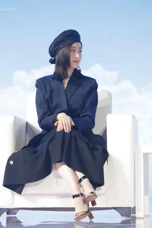 张天爱绿色挑染公主发型好酷配上黑色西装绿色腰封超飒