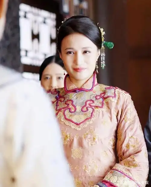 除此之外,万美汐还出演了《安家》中的"曲玲珑"一角,同样,这也是个不