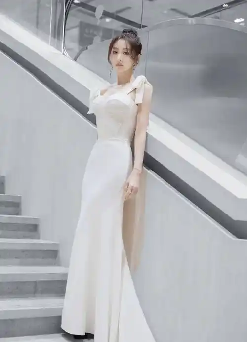 例如,杨蓉,柳岩,朱茵,李玟和贾静雯这五位女星,她们的身高都在一米六