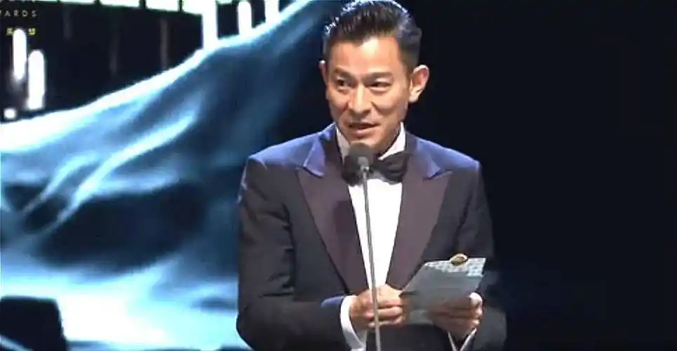 台下的刘德华起身敬礼,画面十分和谐.