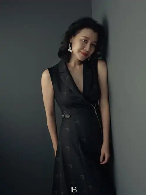 刘琳最新封面大片曝光笃定淡然尽显温柔底色