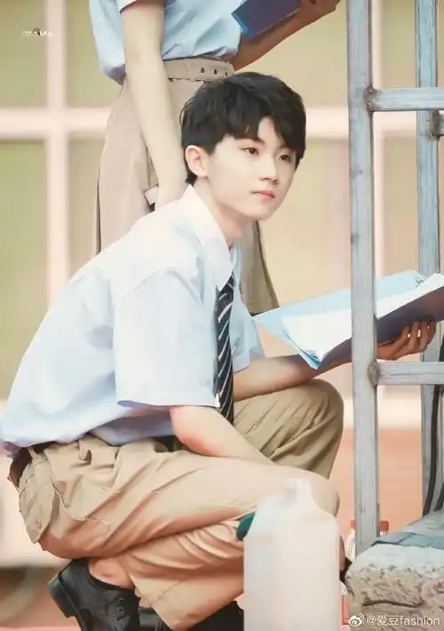 马嘉祺超话#时代少年团校服预告照#大学生马哥校服造型,好帅,少年感