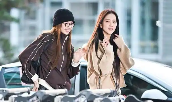 lisa一把牵起jisoo机场"跑起来"!网友说:这是要私奔吗?