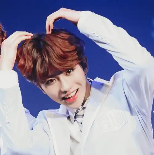 肖战比心,蔡徐坤比心,易烊千玺比心,看到赵露思比心:怎么做到的?